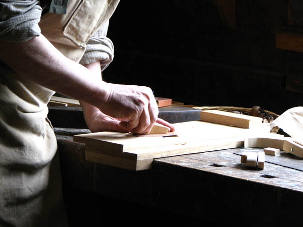 Ofrecemos un servicio de <strong>carpintería  de madera y ebanistería en Pontedeume</strong> adaptado a las necesidades del <strong>cliente</strong>.